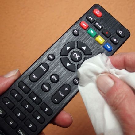 Fernbedienungen und Telefon in Hotelzimmer desinfizieren