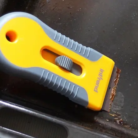 Backofen und Backbleche aus Emaille reinigen