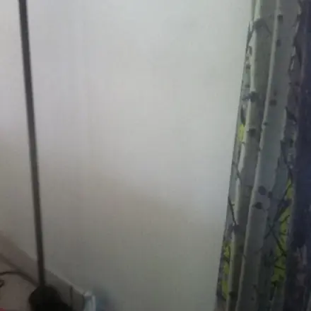 Klorix gegen Rotwein an verputzter weißer Wand