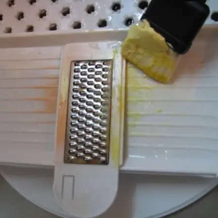 Karottenflecken von Plastik-Reibe entfernen