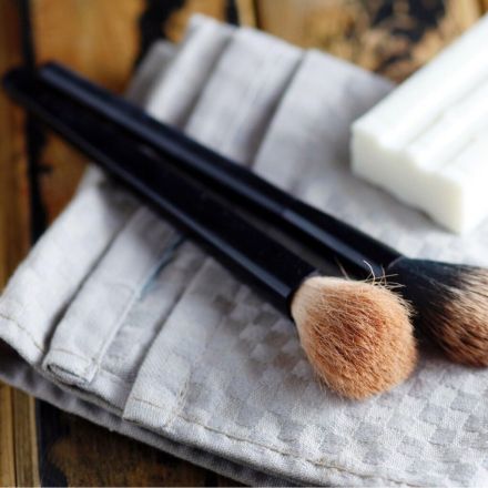 Mit Kernseife Make-up Pinsel säubern