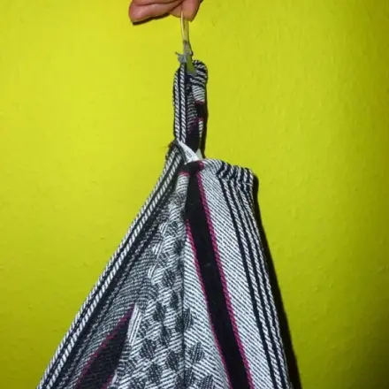 Langes Handtuch verkürzt aufgehängt