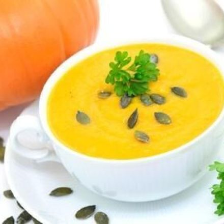 Kürbissuppe im Kürbis