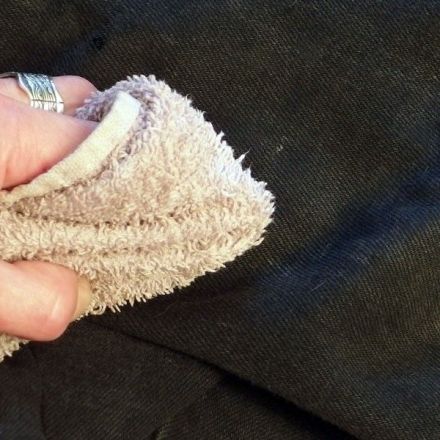 Waschmittelrückstände auf dunkler Wäsche