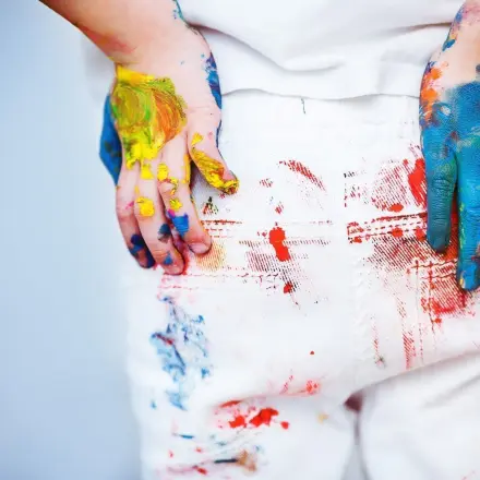 Lack aus Kleidung entfernen