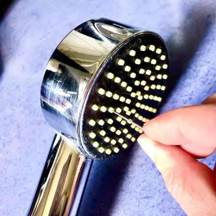 Duschkopflöcher nicht mit Holzstäbchen reinigen