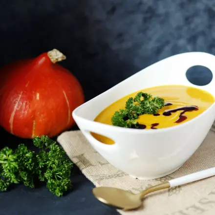 Schnelle Kürbis-Gemüse-Suppe mit Sekt