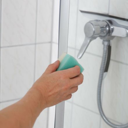 Kalk entfernen auf glatten Kunststoff- und Glasflächen