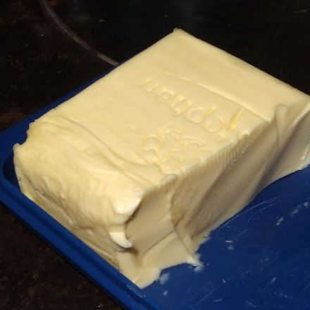 Öl- und Fettflecke mit Butter aus Kleidung entfernen