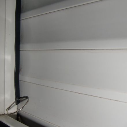 Klappernder Rolladen nachts bei Sturm