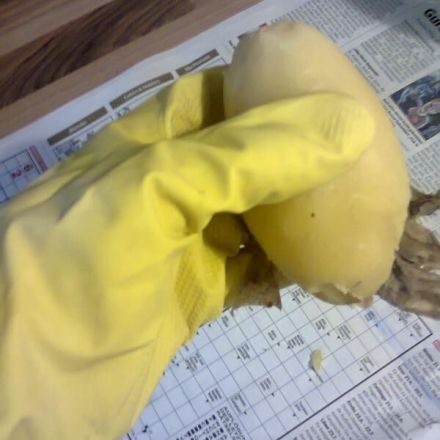 Kartoffeln schälen - Finger nicht verbrennen