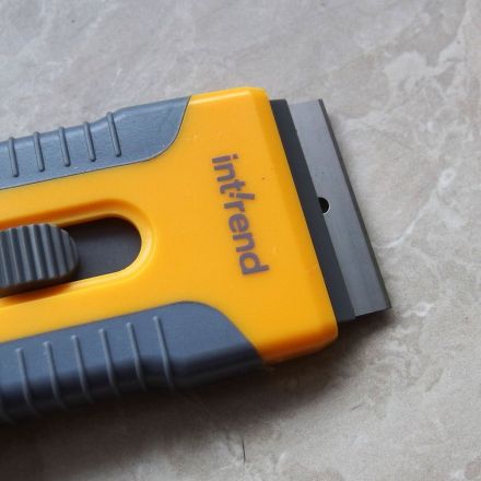 Farbspritzer vom Renovieren auf Parkett, Fliesen, etc.