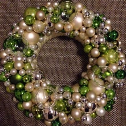 Dekokranz mit Christbaumkugeln