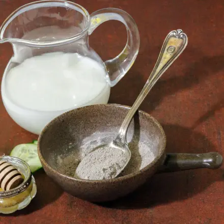 Heilerde-Honig-Milch Maske für gereizte Haut