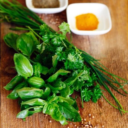 Typische Kräuter und Gewürze in der Küche