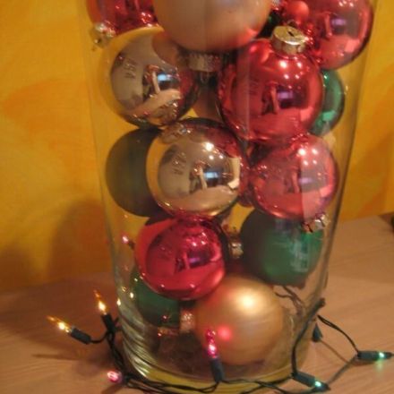 Christbaumkugeln in durchsichtigen Vasen