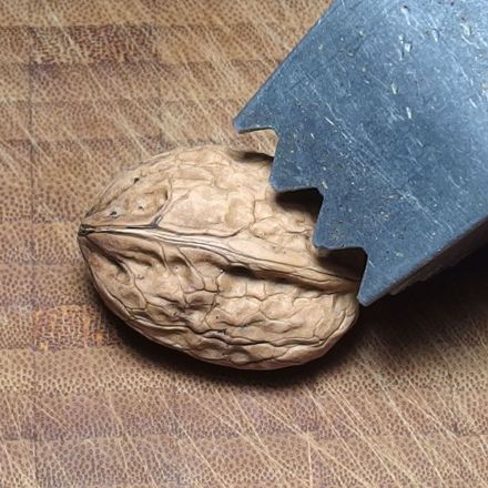Walnüsse mit Fleischklopfer "knacken"