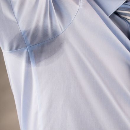 Übermäßiges Schwitzen unter den Achseln, & kein Deo hilft?