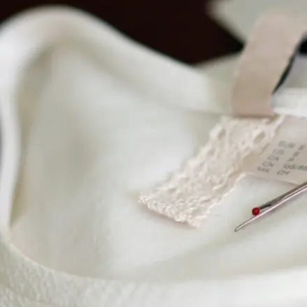 Etiketten an Oberteilen entfernen