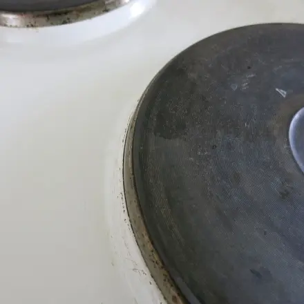 Plastikfolie vom Herd mit Nagellackentferner beseitigen