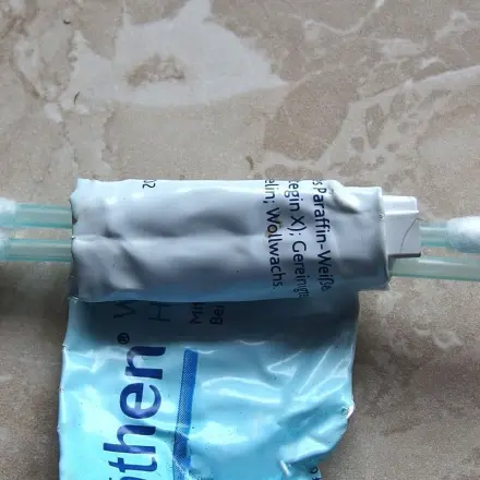 Tuben aus Metall aufrollen