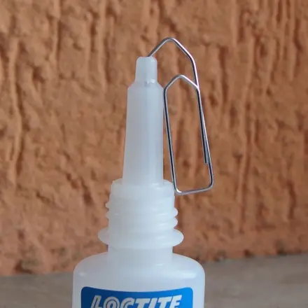 Sekundenkleber - Tülle freihalten