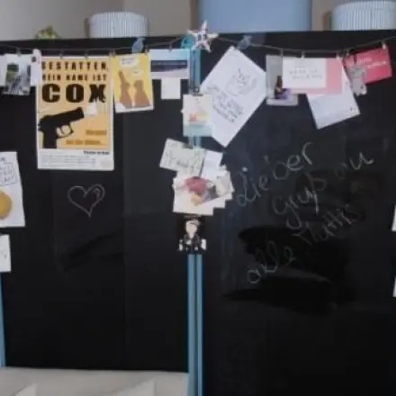 Raumteiler mit Tafel- und Pinnwand Funktion