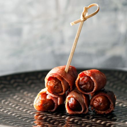 Datteln in Serrano-Schinken