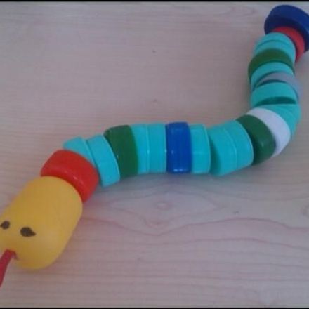 Schlange aus Pet-Flaschen Verschluss