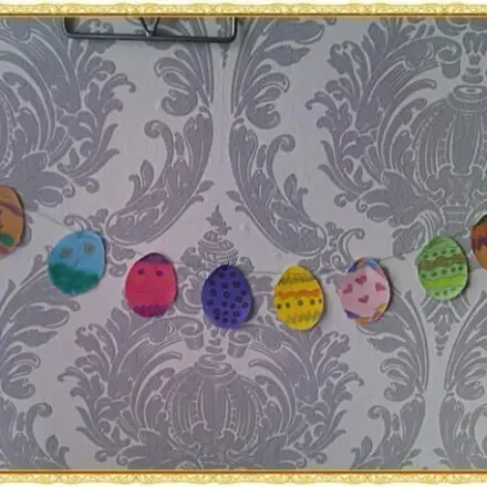 Ostereier-Girlande mit Kindern basteln