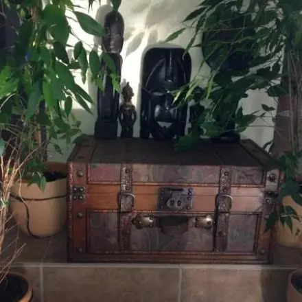 Alter Koffer als Beistelltisch oder Nachtkästchen