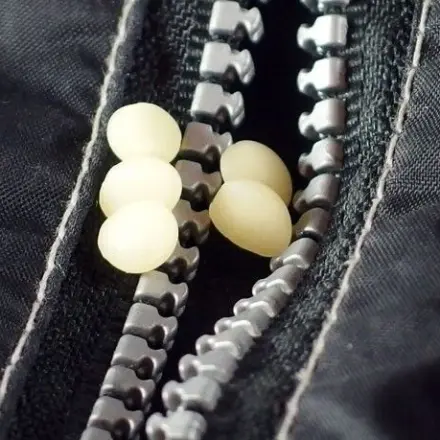 Reißverschluss klemmt? Bienenwachs hilft