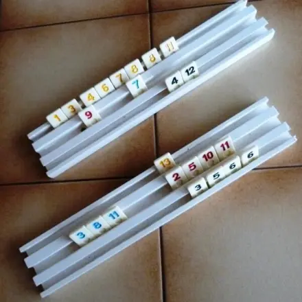 Rummy oder Scrabble: Halterung für Spielsteine