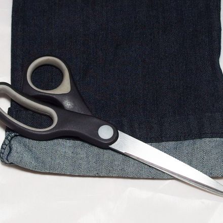 Jeans kürzen mit Erhalt des Originalsaums (mit Schere)
