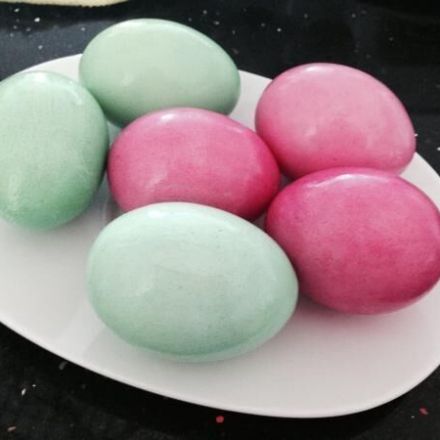 Ostereier mit Lebensmittelfarben färben