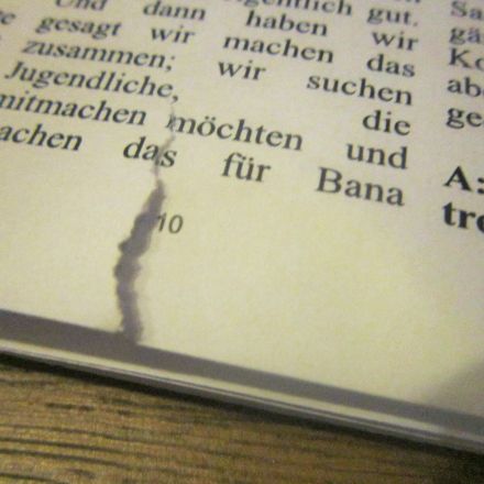 Eingerissene Buchseiten kleben