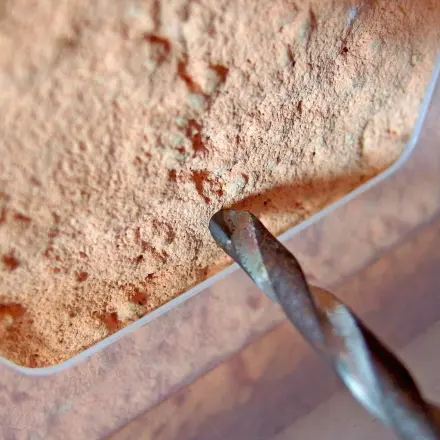Löcher bohren ohne Staub auf dem Boden