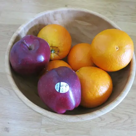 Obstschalen nicht in der Nähe von Blumen