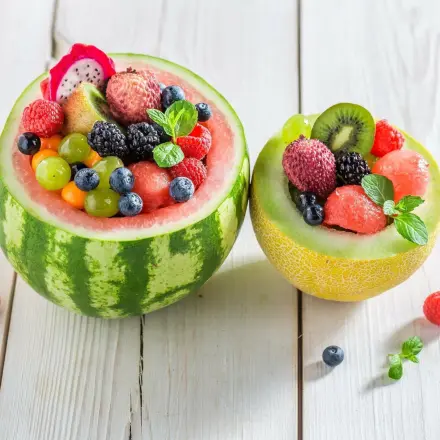 Obstsalat in einer Wassermelone