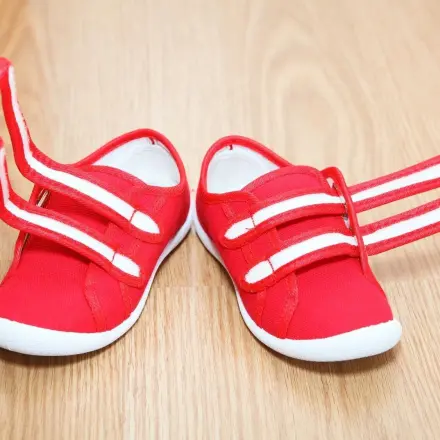 Kindern das Schuhe anziehen erleichtern