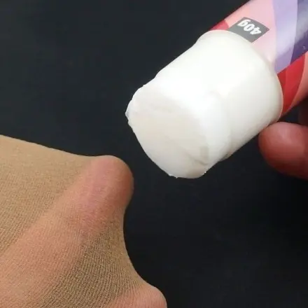 Laufmasche in der Nylonstrumpfhose: Klebestift