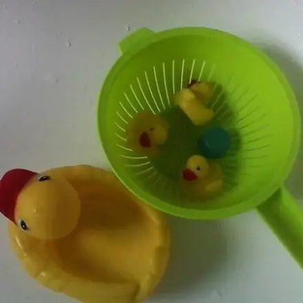 Spielzeug aus der Badewanne holen