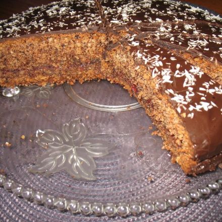 Schoko-Nuss-Torte mit Beerenfüllung