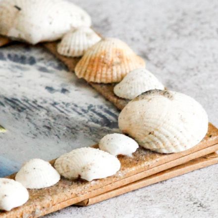 Sandbild: Muscheln auf Papier/Karton befestigen