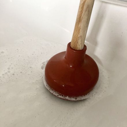 Abfluss der Dusche reinigen - einfach mit Klosauger/Pümpel
