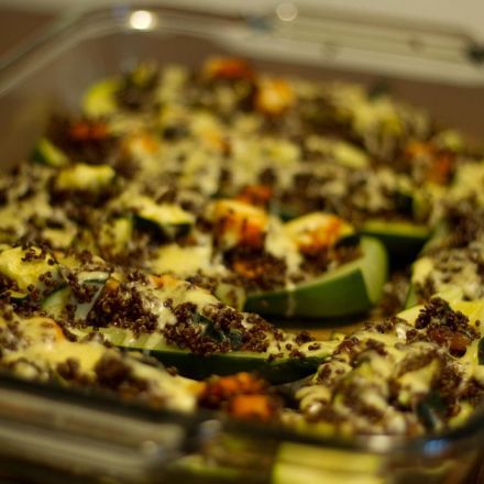 Zucchini gefüllt mit Gemüse und Quinoa - vegetarisch