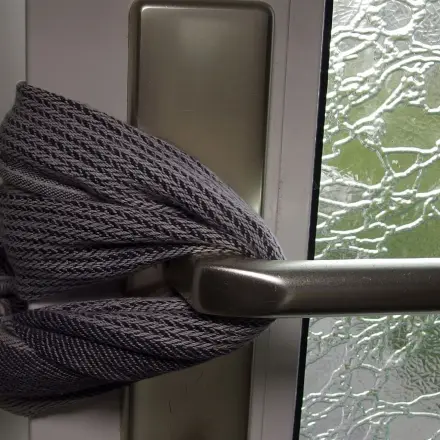 Gequetschte Finger bei Kleinkindern vermeiden