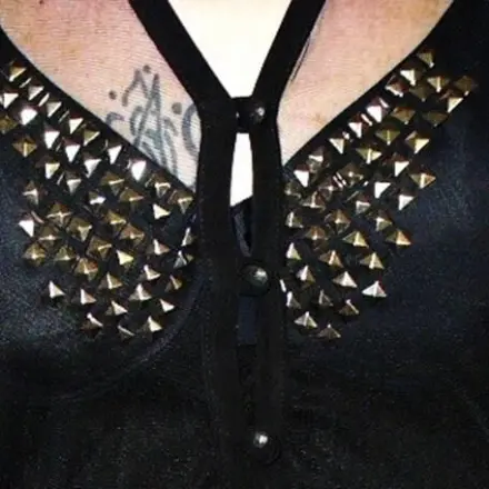 Schlichten BH partytauglich mit Nieten aufpeppen