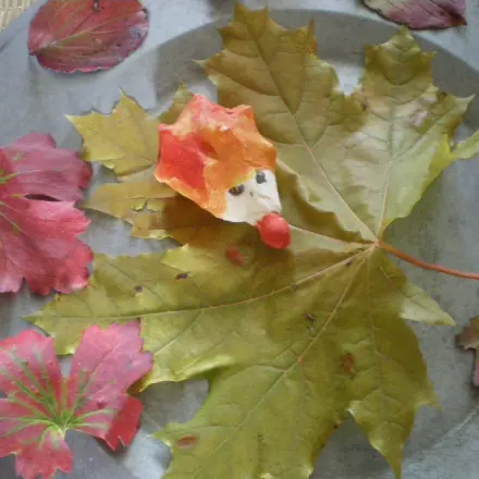 Mit Kindern aus Salzteig Igel basteln