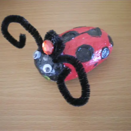 Käfer aus Steinen basteln